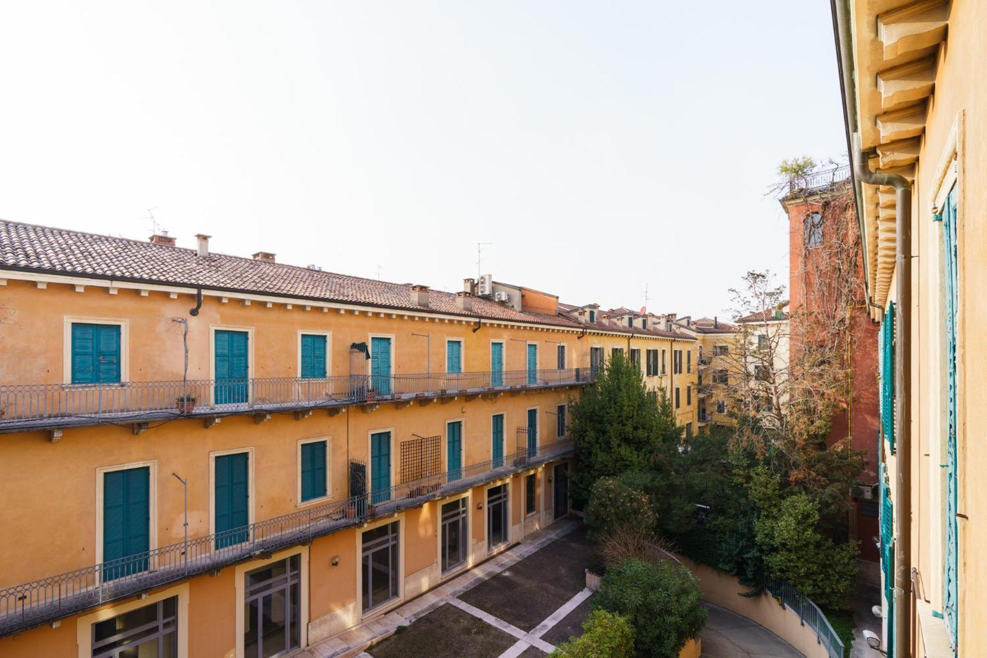 Residenza Cattaneo Apartment Verona Bagian luar foto